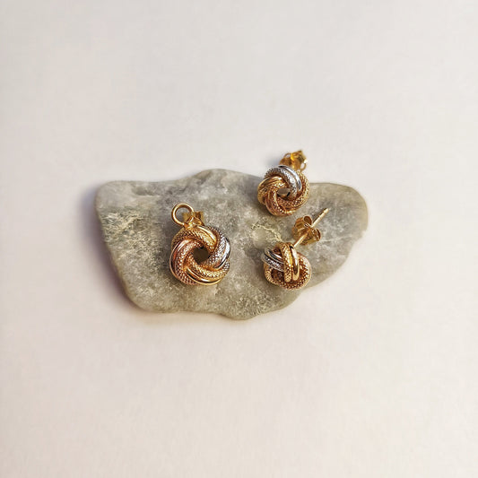 CONJUNTO DE ARETES Y DIJE NUDO 3 OROS