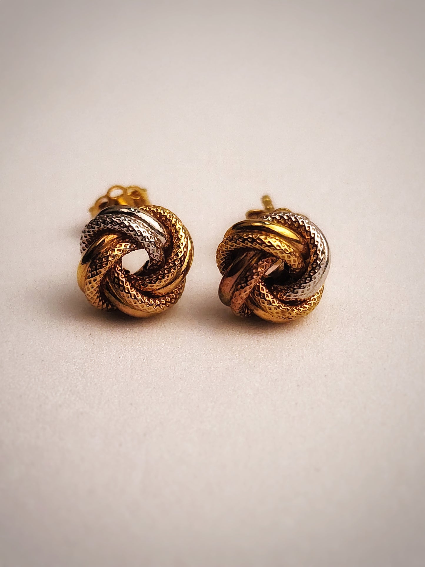 CONJUNTO DE ARETES Y DIJE NUDO 3 OROS