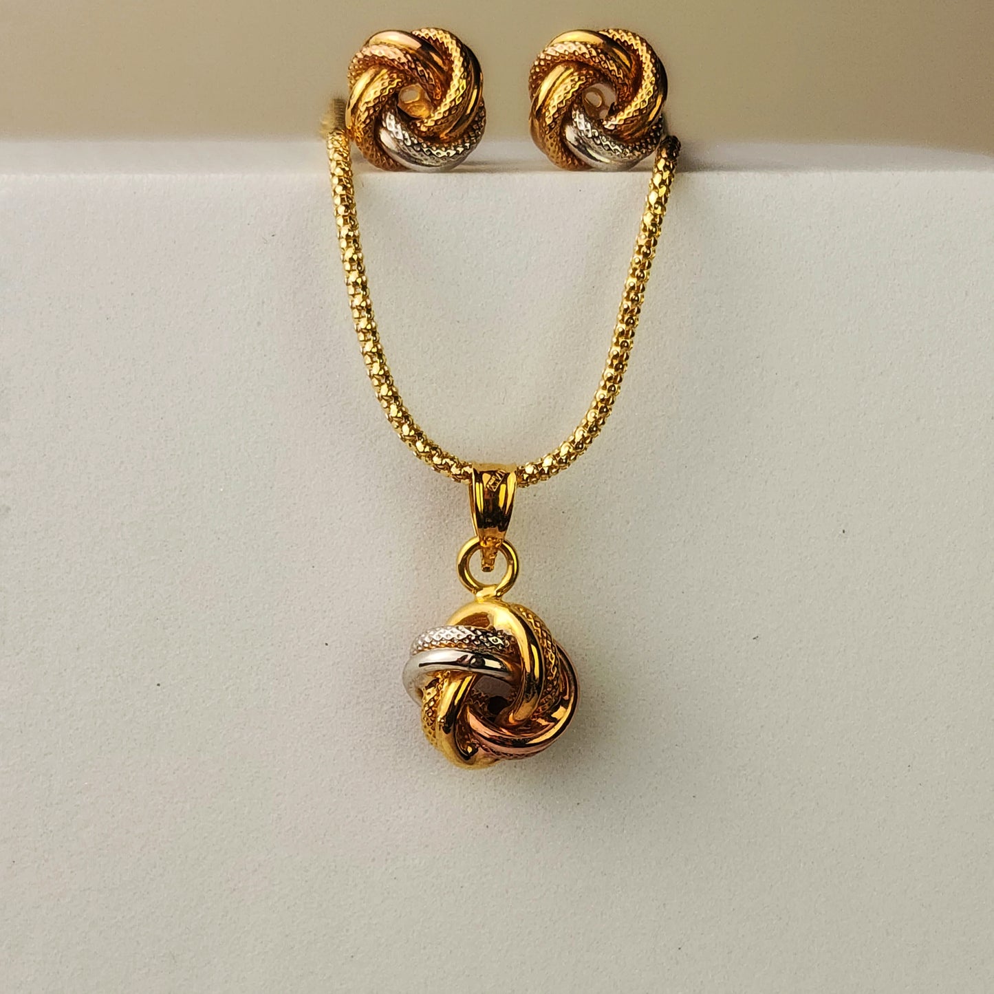 CONJUNTO DE ARETES Y DIJE NUDO 3 OROS