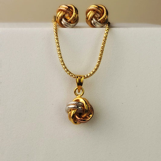 CONJUNTO DE ARETES Y DIJE NUDO 3 OROS